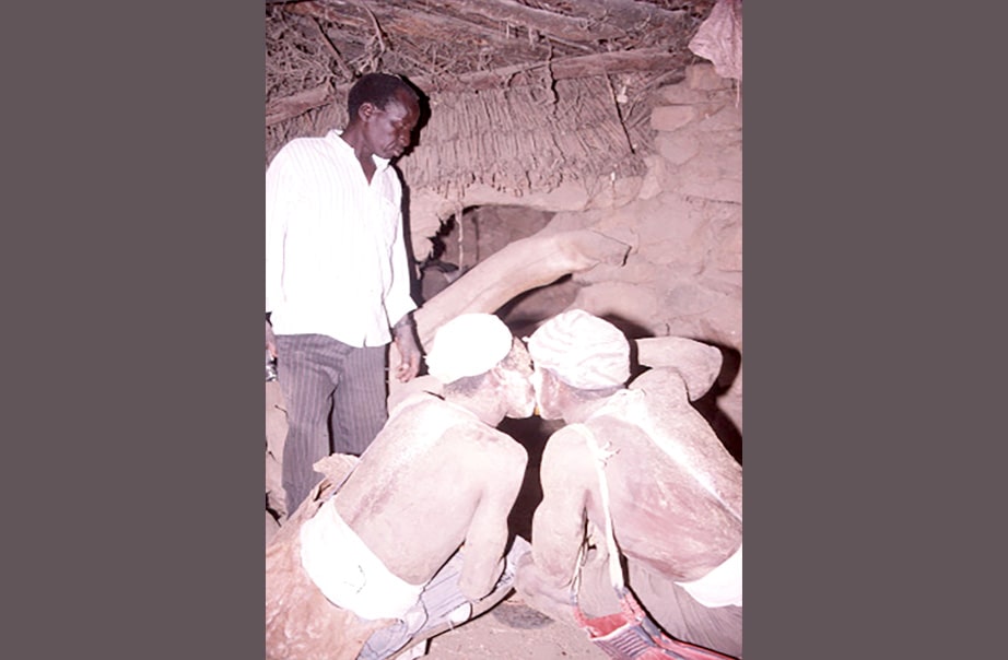 Biy gwala drink beer in pair in front of bull stable